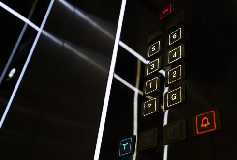 معنای دکمه های آسانسور چیست؟