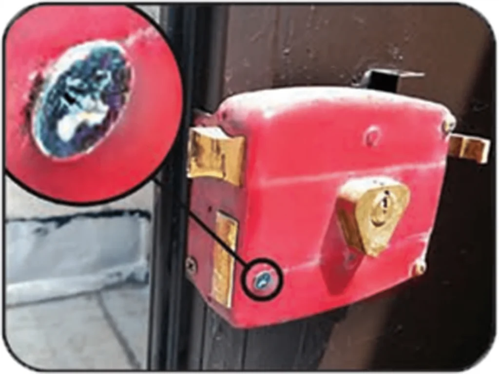 قفل در موتورخانه