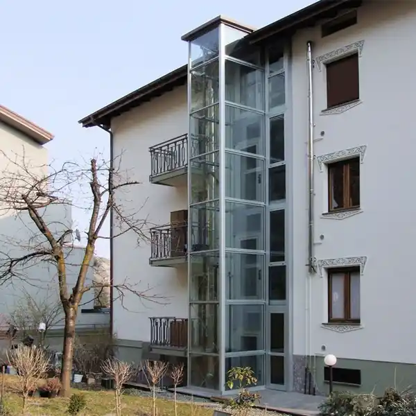 آسانسور شیشه ای بیرون از ساختمان