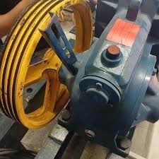 علائم خراب شدن روغن گیربکس آسانسور