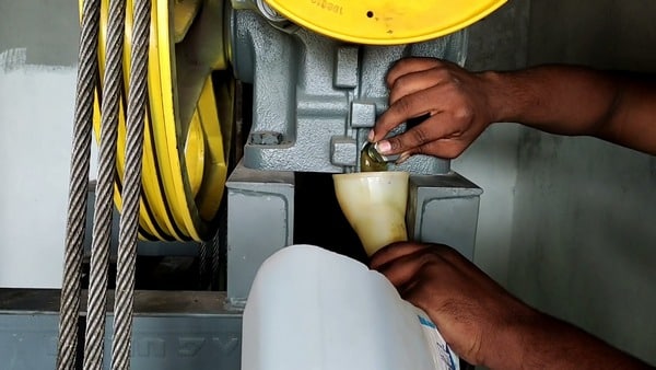 زمان تعویض روغن گیربکس آسانسور