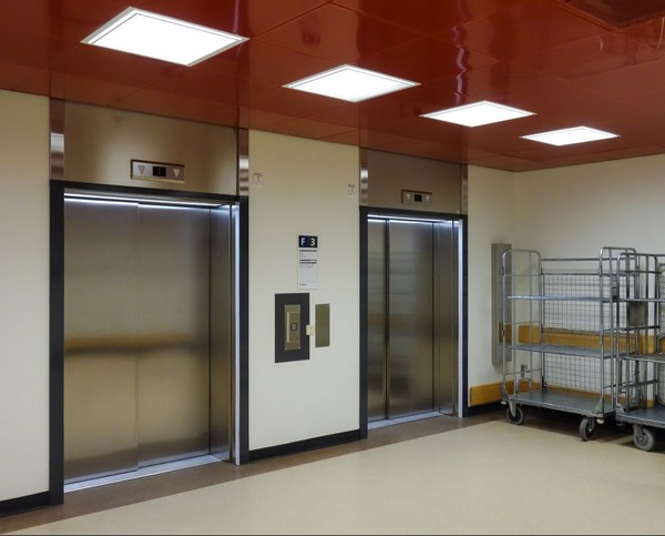 علت بالا رفتن کابین آسانسور