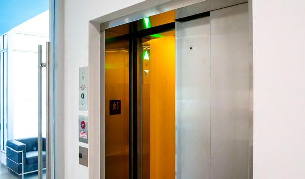 عوامل تاثیر گذار بر قیمت آسانسور 6 نفره