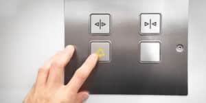 اگر در آسانسور بودیم برق رفت