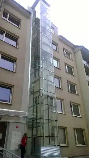 نصب آسانسور شیشه ای بیرون از ساختمان